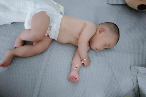 广州供卵包男孩宝宝头上长痱子 广州供卵包男孩宝宝头上长痱子